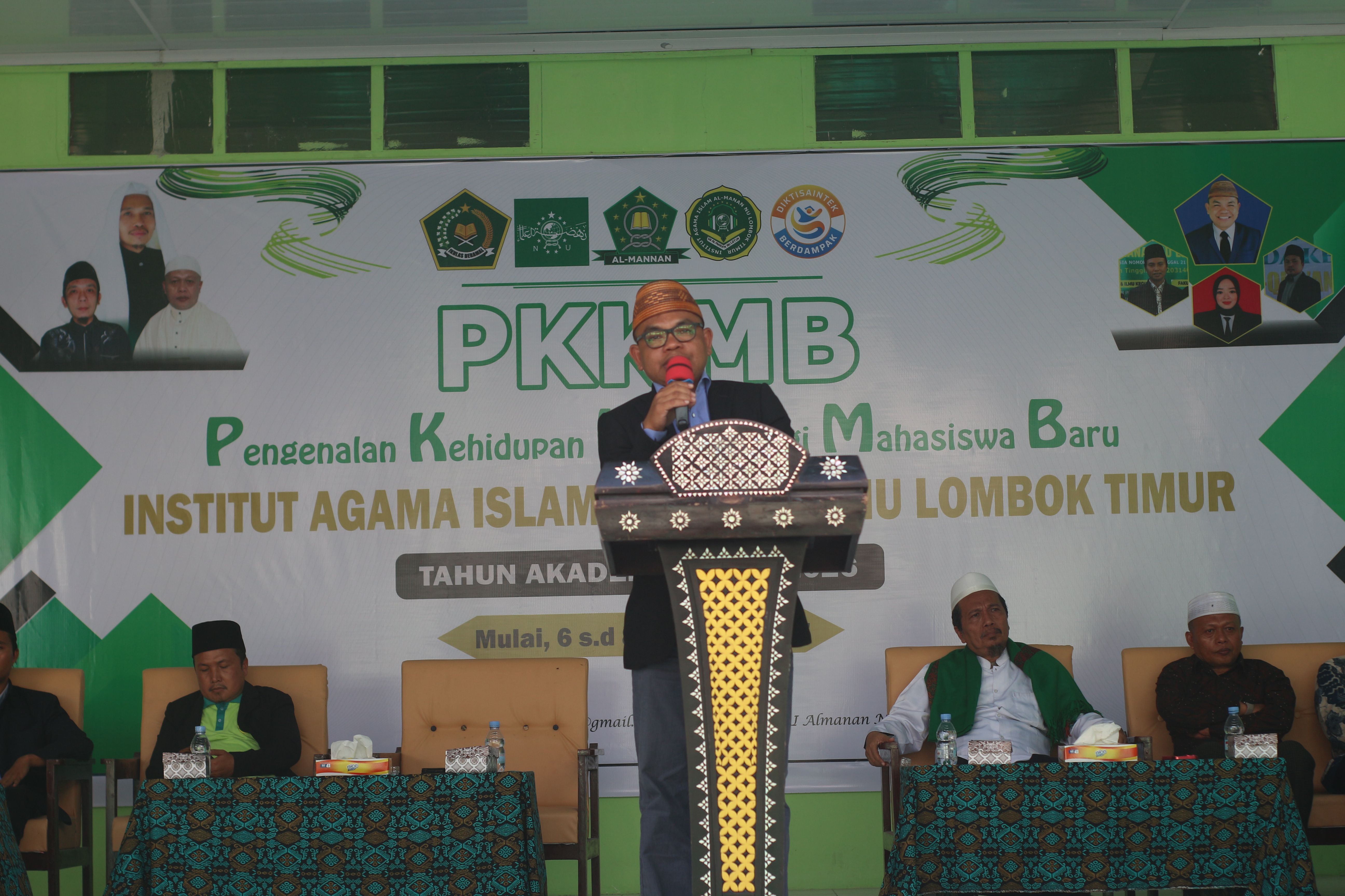 Rektor IAI Al-Mannan Bagik Nyaka Mahsyur saat membuka kegiatan Pengenalan Kehidupan Kampus Bagi Mahasiswa Baru (PKKBMB) mahasiswa IAI Al-Mannan sekaligus pembukaan perguruan tinggi baru, Selasa (7/10)