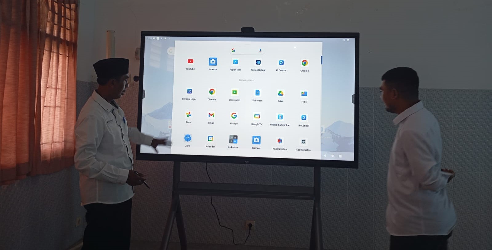 Salah satu SMP di Kota Mataram sudah menerima bantuan smart board. Tercatat, baru 21 SMP di Kota  Mataram sudah terima bantuan smart board.
