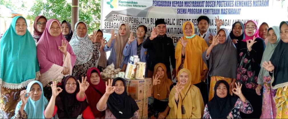 Puluhan warga Desa Bonjeruk, Lombok Tengah, mengikuti penyuluhan tentang Pencegahan Penyakit Tidak Menular (PTM) dan manfaat black garlic yang digelar oleh tim dosen Poltekkes Kemenkes Mataram