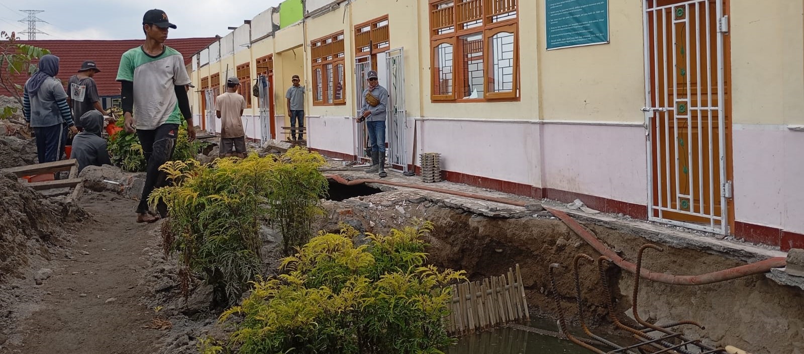 Para pekerja mengerjakan proyek strategis Pemkot Mataram di SMPN 17 Mataram, belum lama ini. Tak ada alasan proyek sekolah molor!.