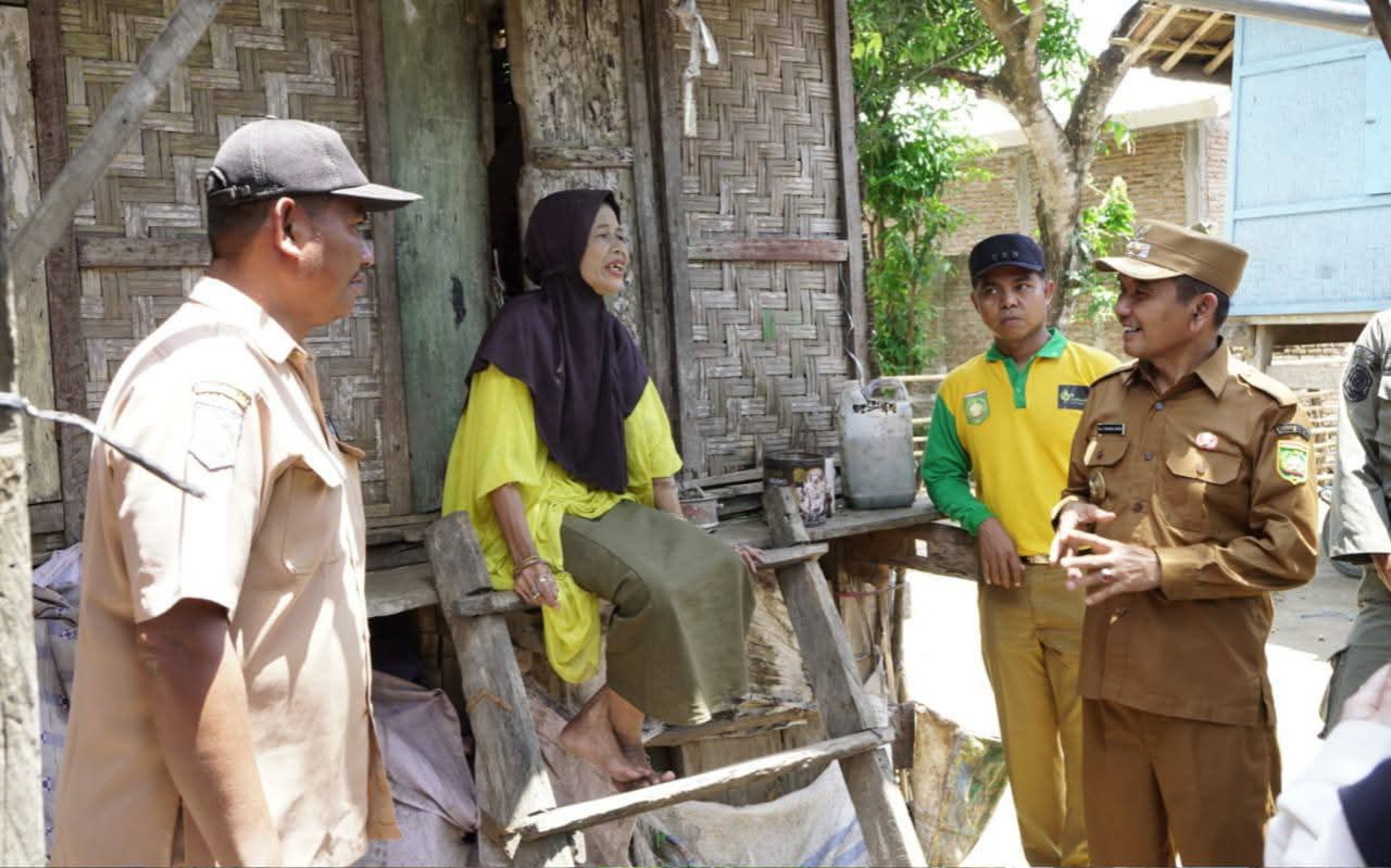 Wabup Sumbawa Mohamad Ansori menyambangi RTLH milik Masnawati, warga Dusun Dete Atas, Desa Dete, Kecamatan Lape, Selasa (7/10).
