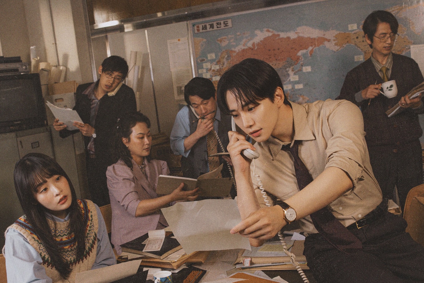 Poster drama Typhoon Family