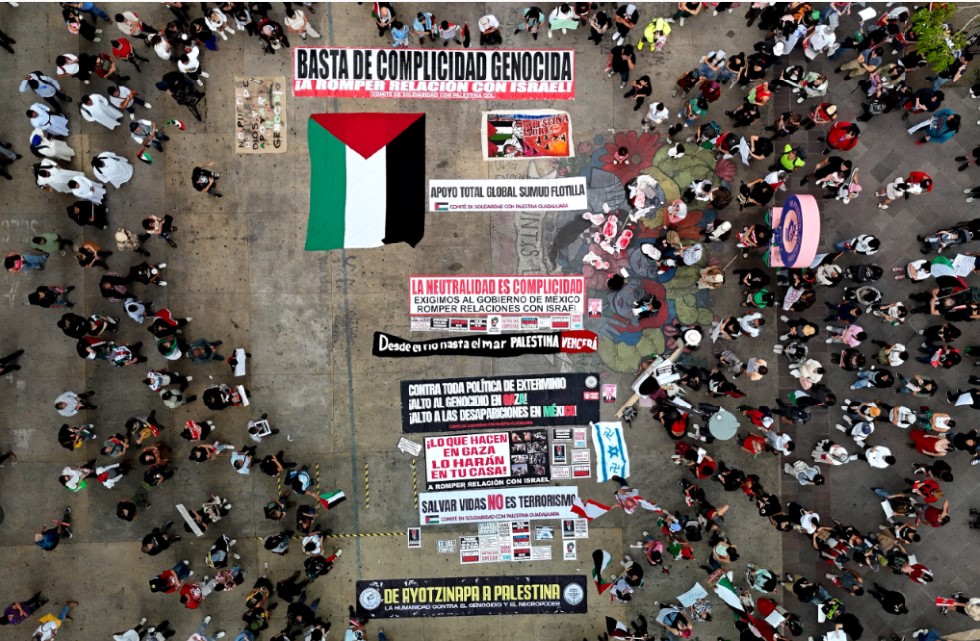 DUKUNGAN: Foto udara yang menunjukkan aksi menuntut diakhirinya serangan Israel ke Jalur Gaza oleh demonstran di Guadalajara, Meksiko, Rabu (8/10).