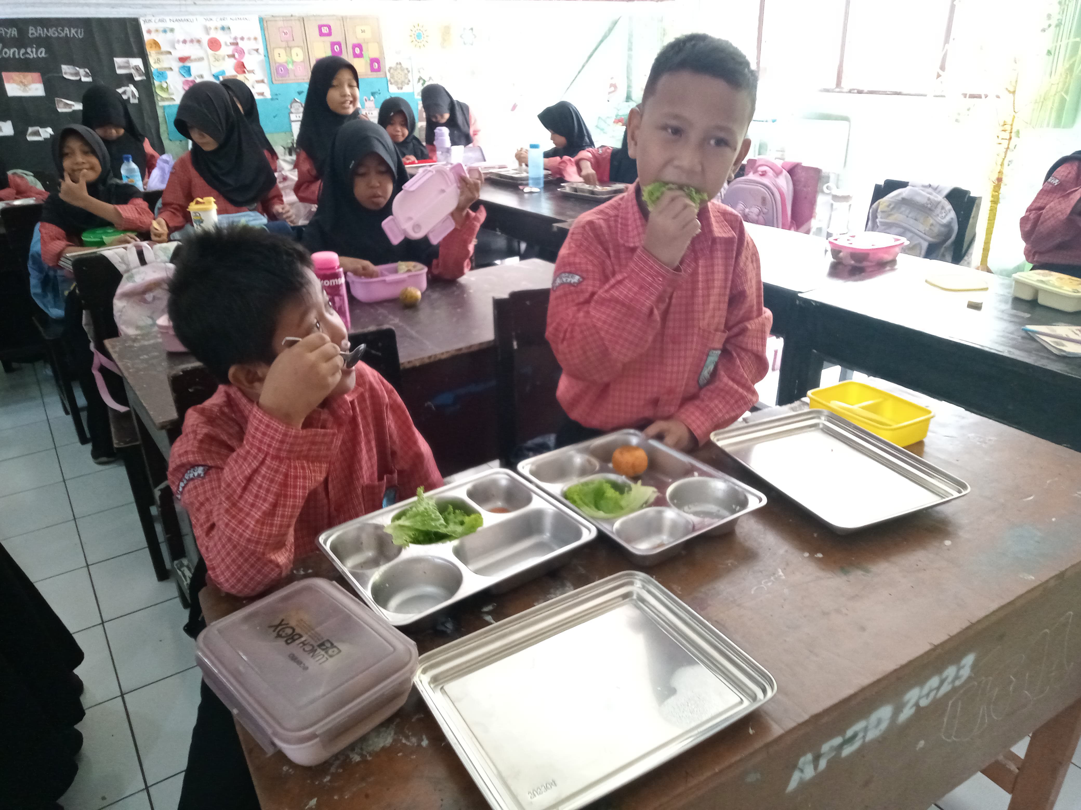 MBG di SDN 5 Mataram