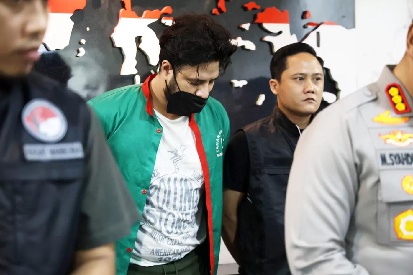 Artis Ammar Zoni berbaju tahanan saat gelar rilis di Polres Jakarta Barat, Jumat (15/12/2023). Untuk ke tiga kali sudah Ammar Zoni terjerat kasus yang sama.