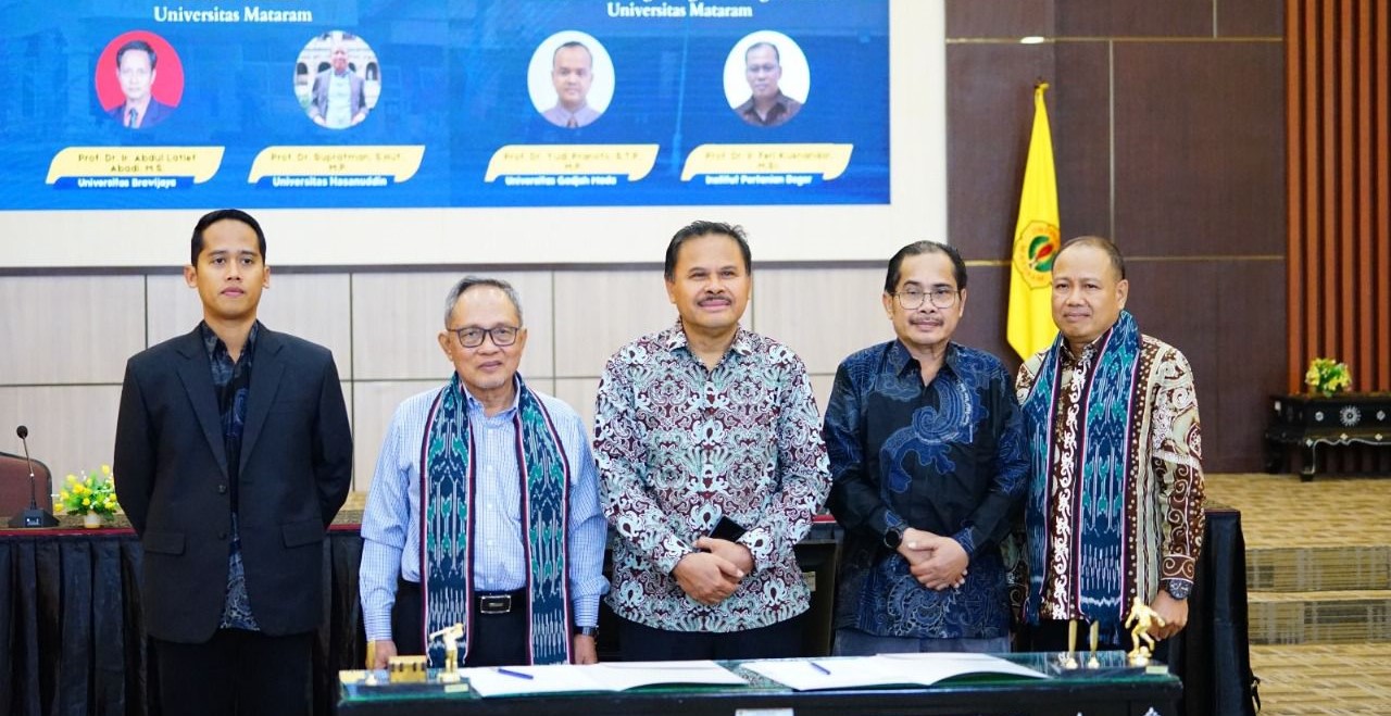 Rektor Unram, Prof. Ir. Bambang Hari Kusumo, M.Agr.St., Ph.D (tengah) foto bersama tim asesor BAN-PT dari sejumlah perguruan tinggi (PT) di Gedung Rektorat, Senin lalu (6/10).