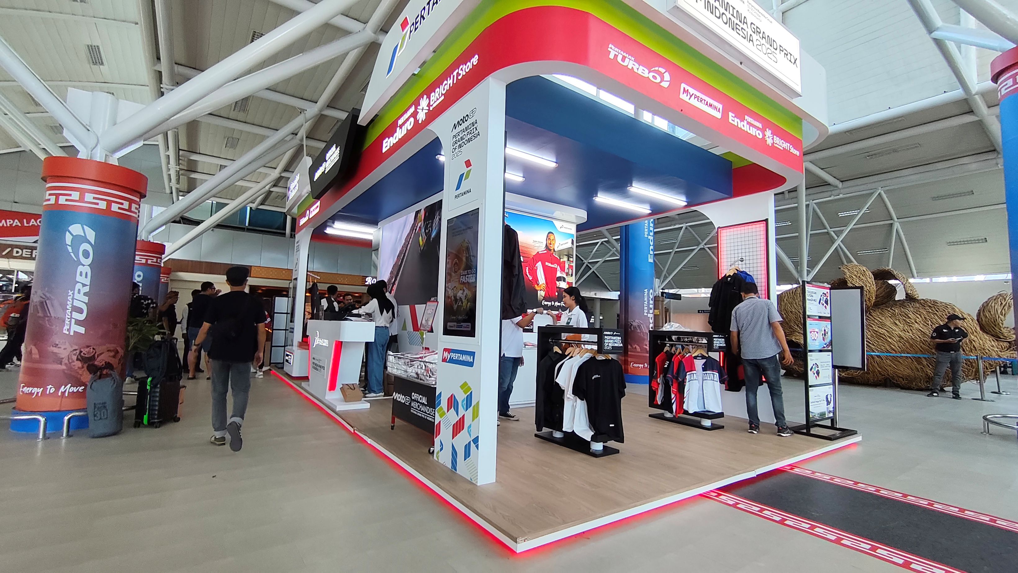 Sejumlah calon penumpang pesawat ramaikan stand merchandise MotoGP yang hadir di dalam area Bandara Internasional Lombok, Lombok Tengah, pekan lalu.