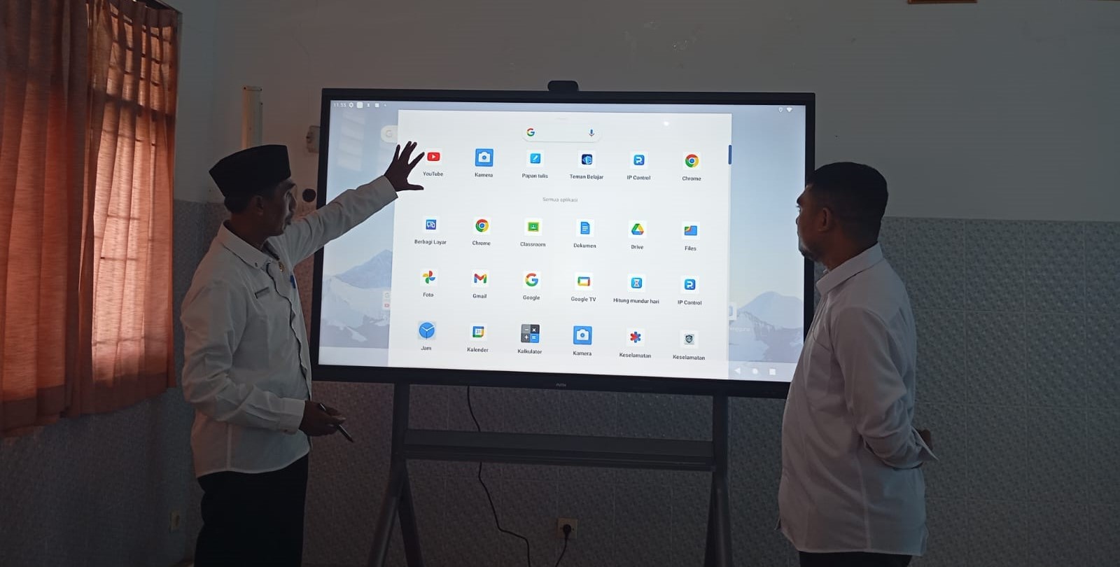 Kepala SMPN 23 Mataram Achmad Jauhari menunjukkan fitur-fitur pada smart board di sekolah setempat, Rabu lalu (8/10). Sekolah andalkan smart board untuk pembelajaran digital.