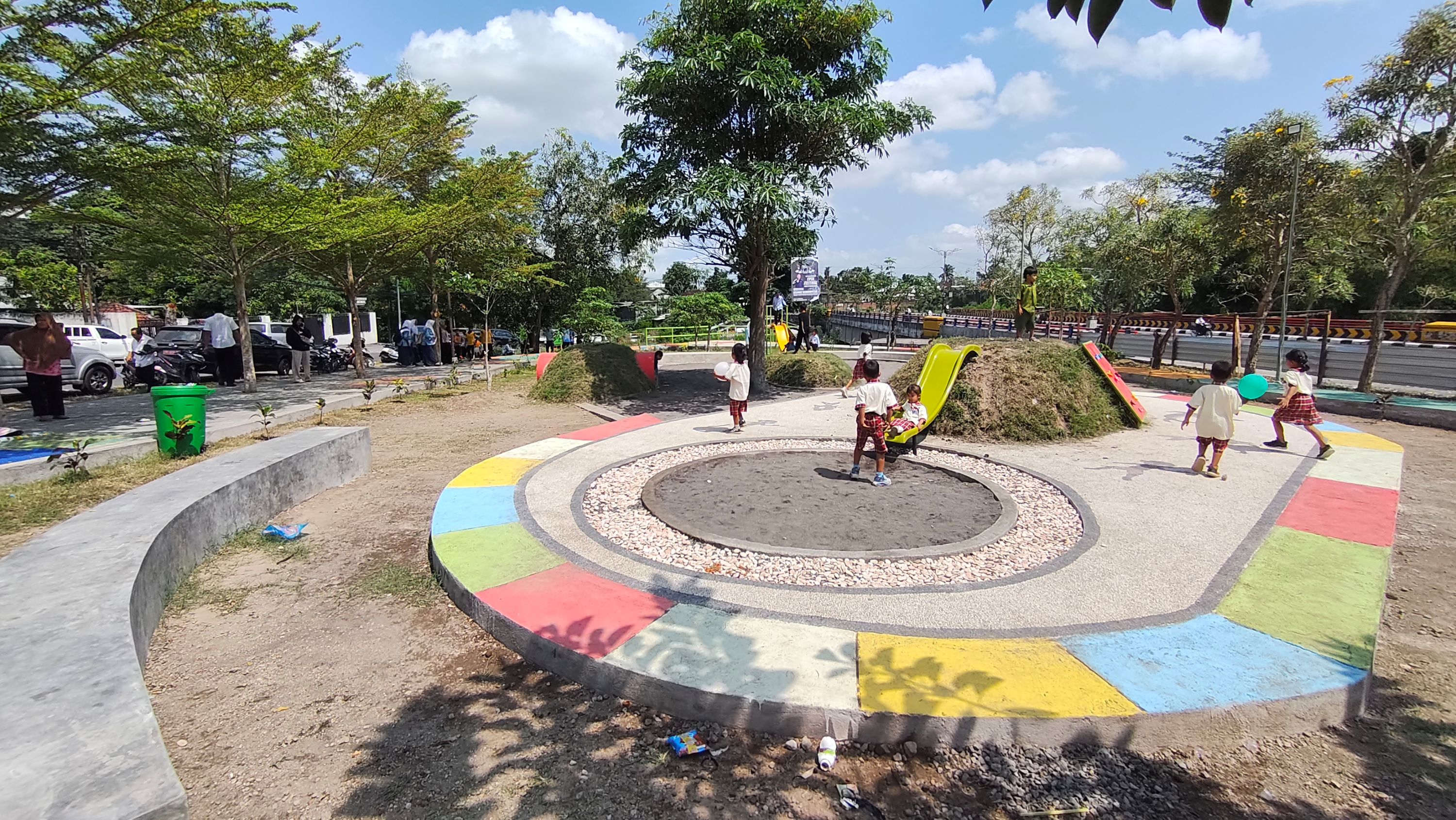 Sejumlah anak-anak asyik bermain menikmati fasilitas baru yang hadir di Ruang Publik Terpadu Ramah Anak Biao, Praya, Lombok Tengah, Rabu (8/10).