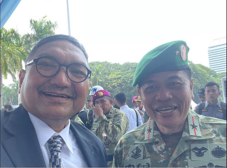 Brigjen TNI Lalu Habibburahim (kanan) bersama Pimred TVOne Lalu Mara Satriawangsa pada momen peringatan HUT TNI ke-80. (Facebook Lalu Mara Satriawangsa)