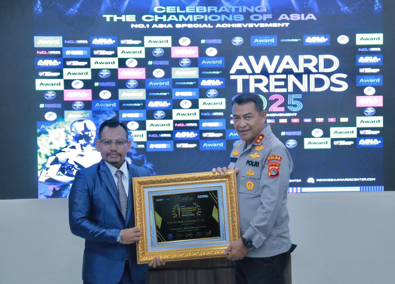 Kapolda NTB Irjen Pol Hadi Gunawan (kanan) menerima piagam penghargaan.