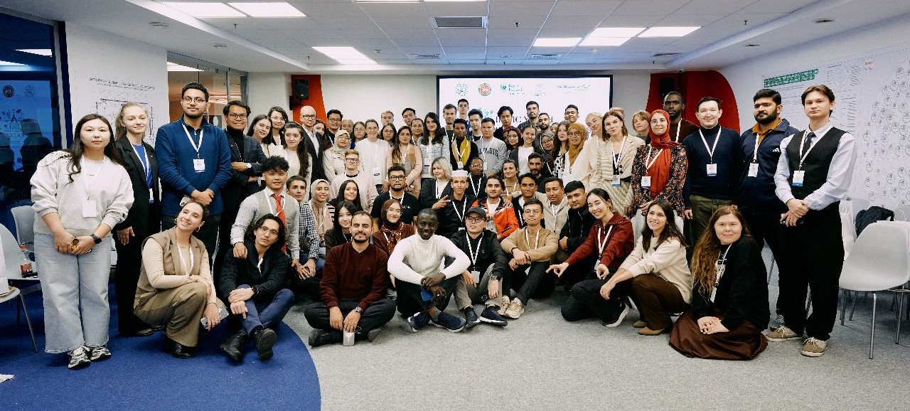 Mahasiswa Unram Lalu Al Muhajir (enam dari kanan/duduk) bersama mahasiswa dari berbagai negara pada ajang OIC Youth Scientific Congress 2025 di Kazan, Republik Tatarstan, Rusia.