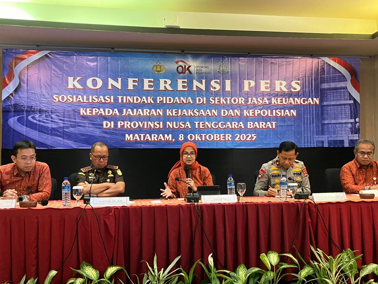 Deputi Komisioner Hukum dan Penyidikan OJK Yuliana (tengah) memberikan keterangan terkait kegiatan sosialisasi tindak pidana sektor jasa keuangan di NTB, Rabu (8/10).