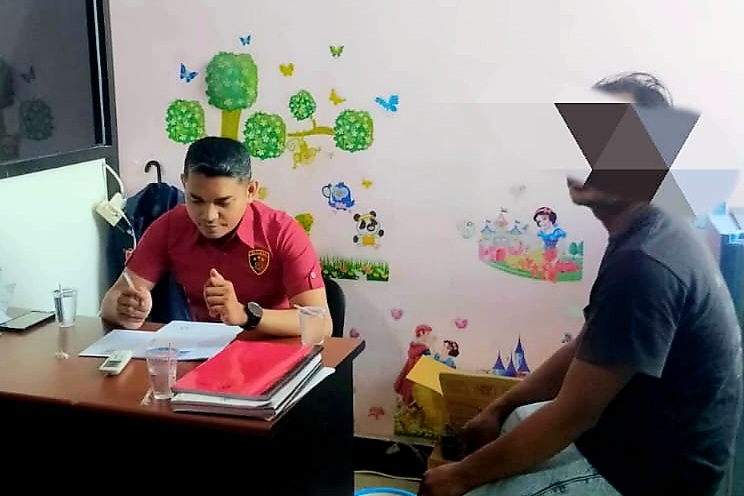 LAKUKAN PENYELIDIKAN: Polisi melakukan pemeriksaan terhadap terduga pelaku pemerkosaan di Kecamatan Kuripan belum lama ini.