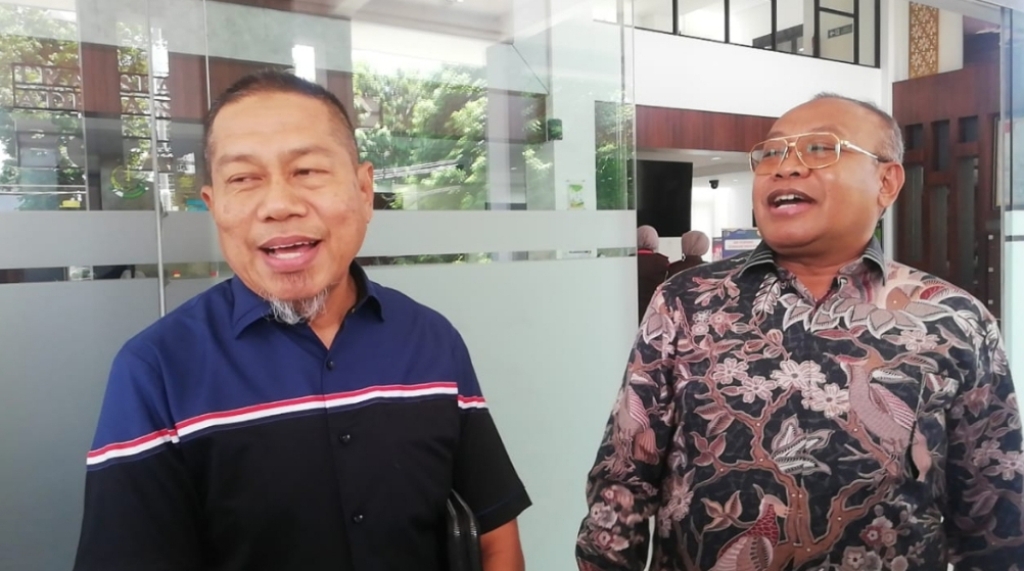 KOOPERATIF: Mantan Sekda NTB Lalu Gita Ariadi dan mantan Pj Wali Kota Bima Mohammad Rum memberikan keterangan kepada media usai diperiksa penyelidik Kejati NTB, Rabu (8/10).&nbsp;