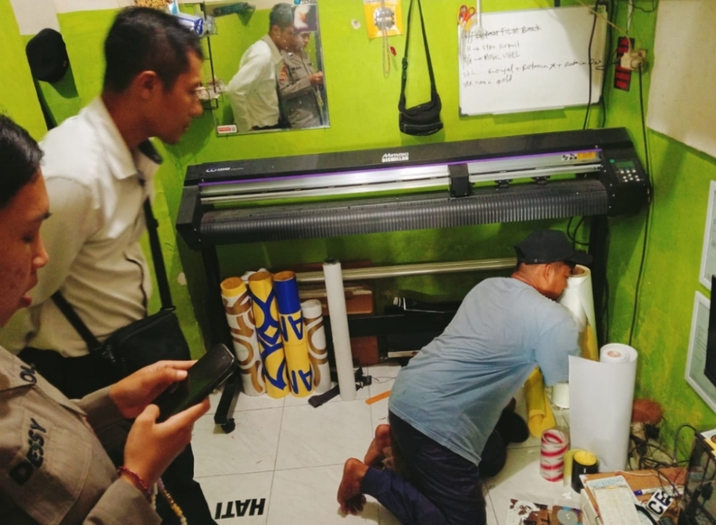PENYITAAN: Polisi menyita sejumlah alat yang digunakan Mamat untuk memalsukan stiker parkir VIP MotoGP, Rabu (8/10).&nbsp;