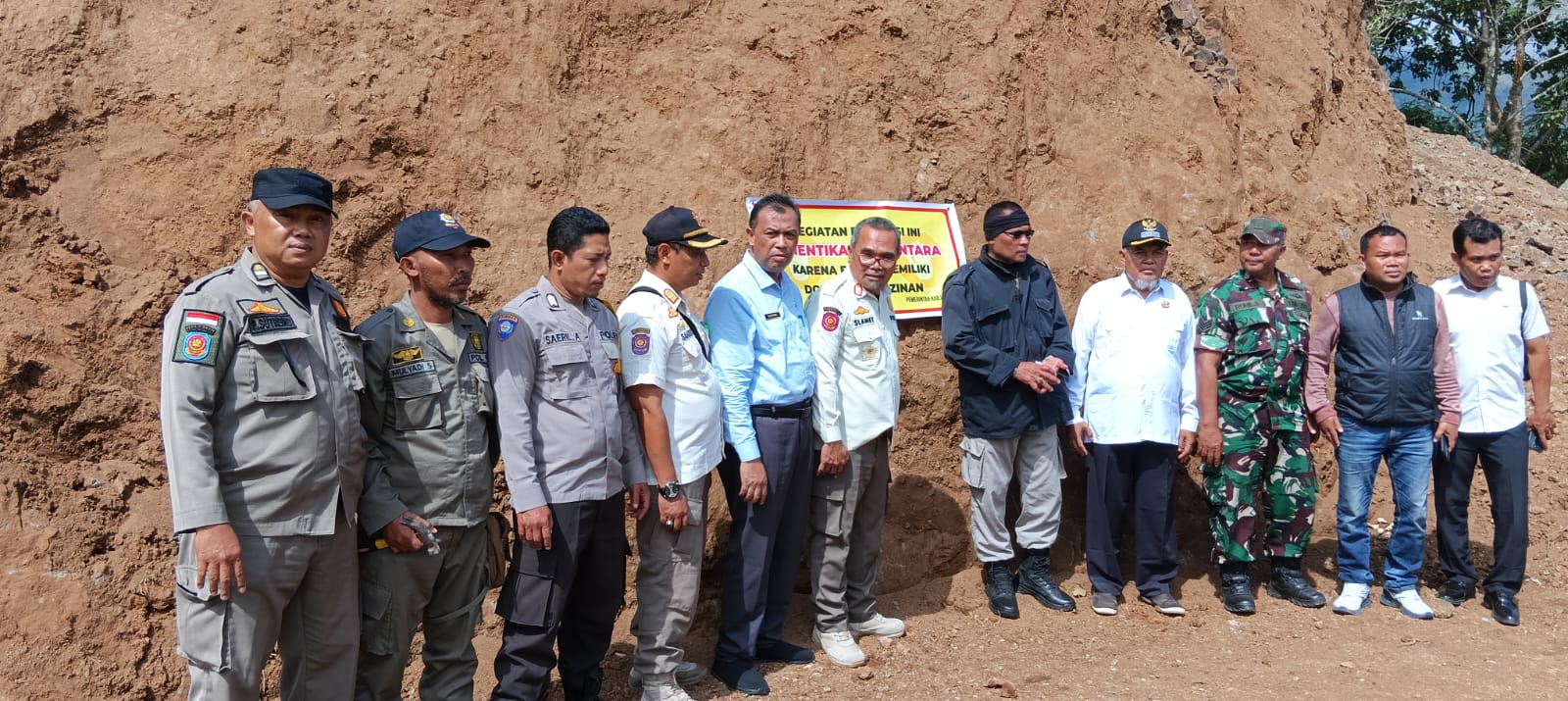 Satpol PP dan DLH Lotim saat menutup tambang galian C, di Bukit Sembalun yang Dikeruk secara ilegal