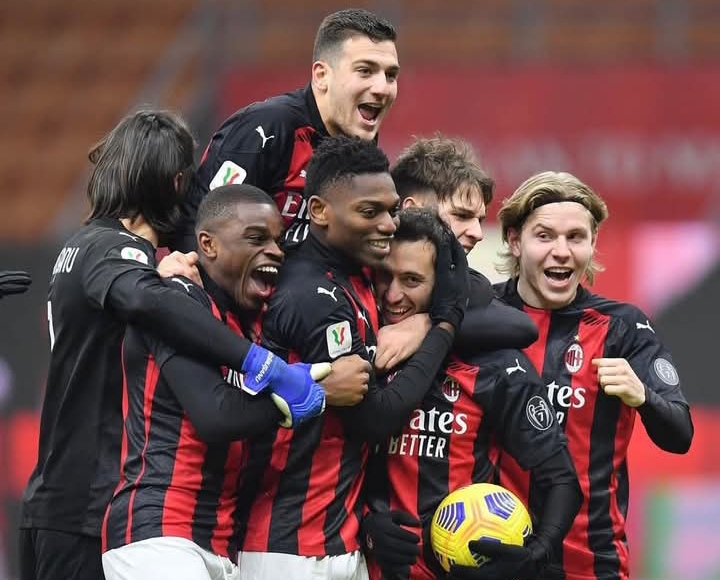 Rafael Leao muda bersama para pemain AC Milan terdahulu yang kini sudah berpindah klub, mengenakan seragam lain.