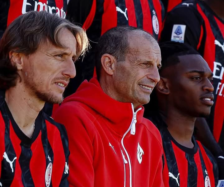 Sesi foto AC Milan, tampak Rafael Leao berada di sisi kanan pelatih Massimiliano Allegri.