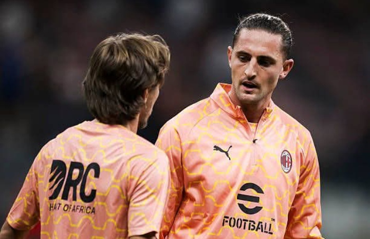 Dua pemain AC Milan, Luka Modric dan Adrien Rabiot dalam sebuah sesi latihan.