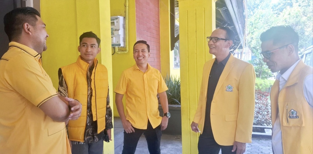 Ketua DPD I Golkar NTB Mohan Roliskana didampingi Sekretaris Firadz Pariskana dan Wakil Ketua Hamdan Kasim berbincang usai pertemuan dengan seluruh pengurus di kantor DPD Golkar NTB.