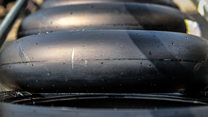 Pirelli hadirkan ban depan SC1 pengembangan terbaru di Estoril untuk WorldSBK 2025, sementara ban SCQ kembali tersedia bagi pembalap.
