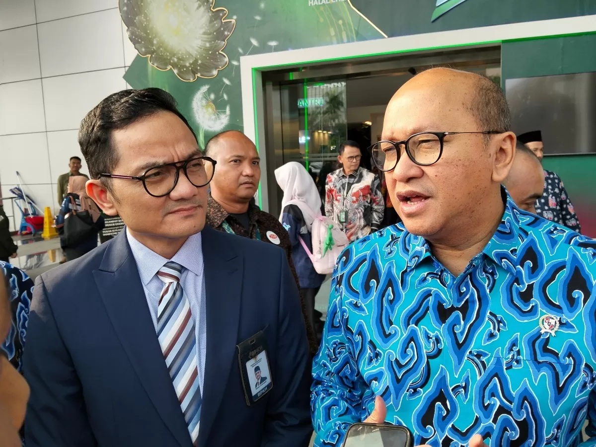 Kepala Badan Pengelola Investasi Danantara Rosan Perkasa Roeslani (kanan) bersama Kepala BPKH Fadlul Imansyah di Kemayoran, Jakarta (8/10) malam. (FOTO: JAWAPOS)