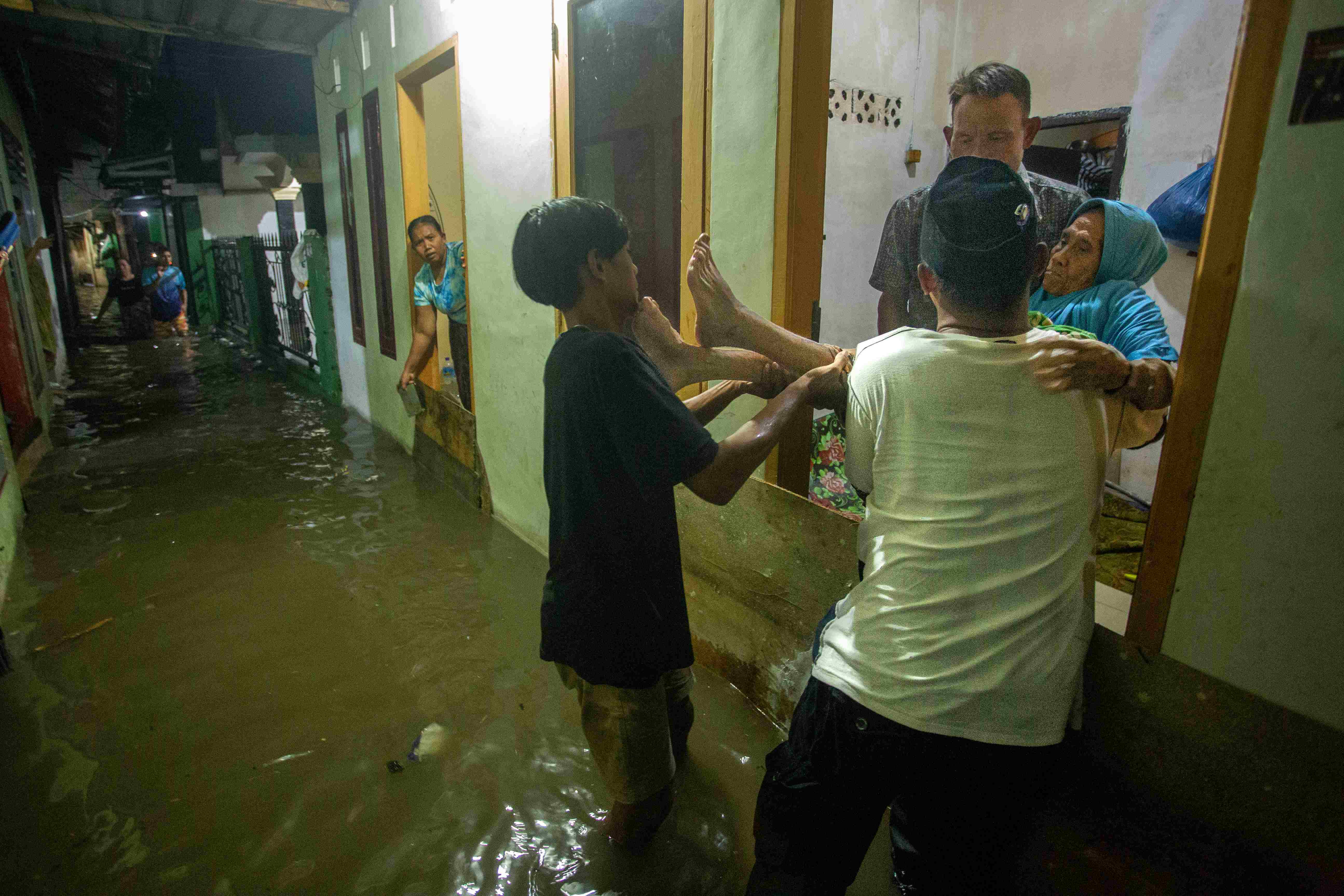 SALING BANTU: Sejumlah warga Baturinggit menggopong lansia untuk menyelamatkannya dari terjangan banjir, beberapa waktu lalu.