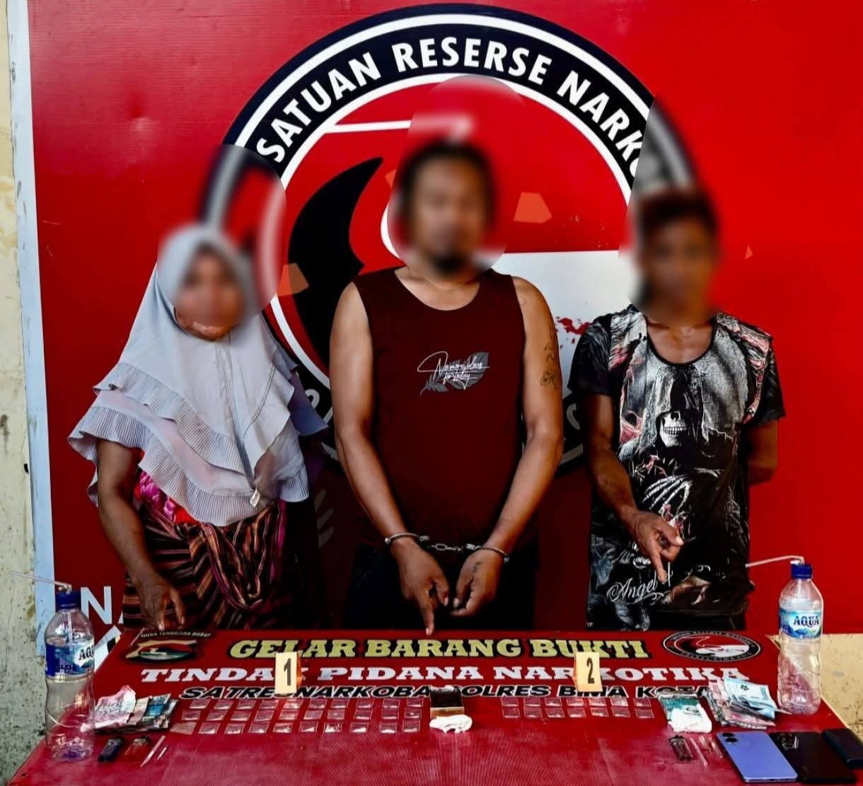 Pasutri NU dan AA bersama rekannya HU diamankan bersama barang bukti di Polres Bima Kota, Rabu (8/10).