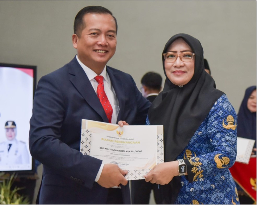 SAUDARA KANDUNG: Gubernur NTB Lalu Muhamad Iqbal (kiri) memberikan penghargaan kepada kakaknya, Baiq Nelly Kusumawati, atas partisipasinya dalam seleksi terbuka JPT Pratama.