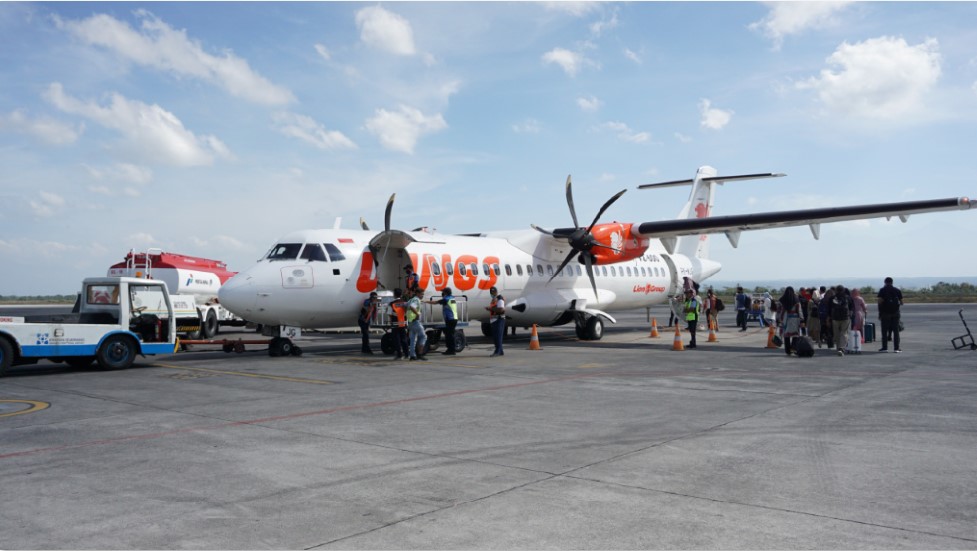 RUTE BARU: Sejumlah penumpang hendak menaiki pesawat di Bandara Internasional Zainuddin Abdul Madjid, Loteng, belum lama ini.&nbsp;