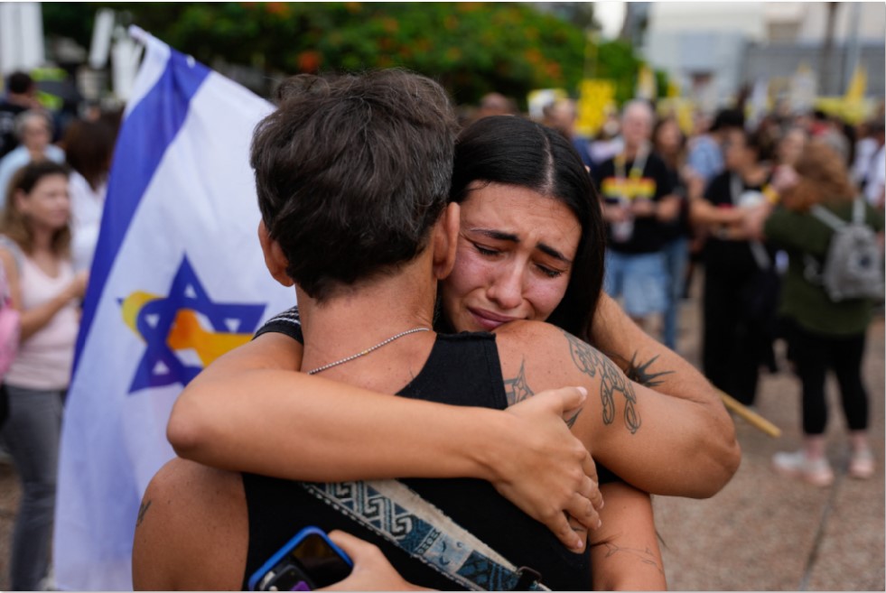 TERHARU: Warga Israel berpelukan di Lapangan Hostage di Tel Aviv menyusul berita menyambut gembira kesepakatan gencatan senjata antara Hamas dan Israel, Kamis (9/10).