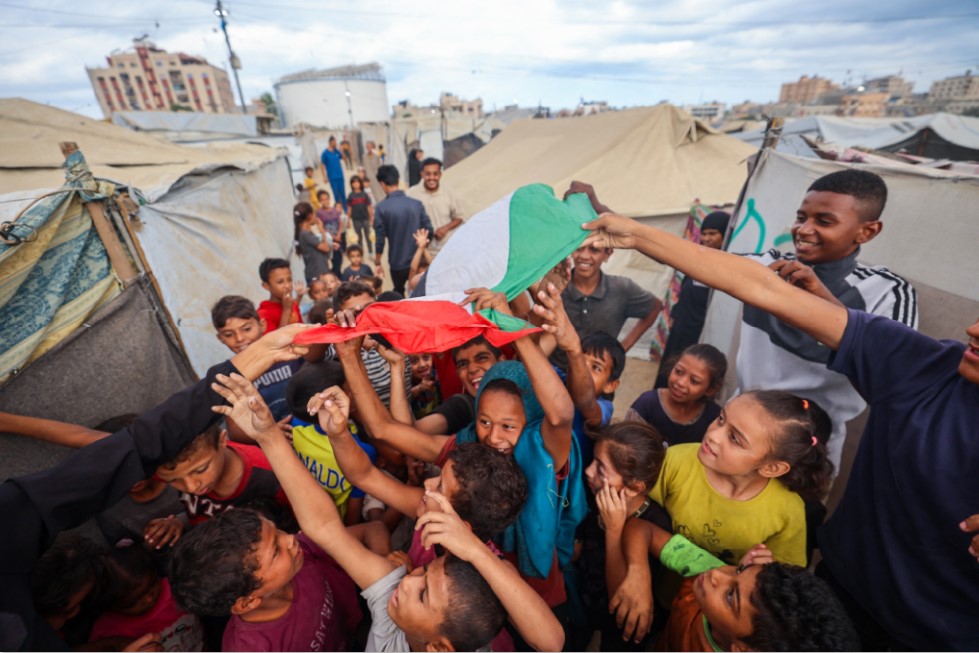 GEMBIRA: Anak-anak Palestina di sebuah kamp pengungsi di Nuseirat, Jalur Gaza merayakan kesepakatan gencatan senjata baru antara Israel dan Hamas, Kamis (9/10).