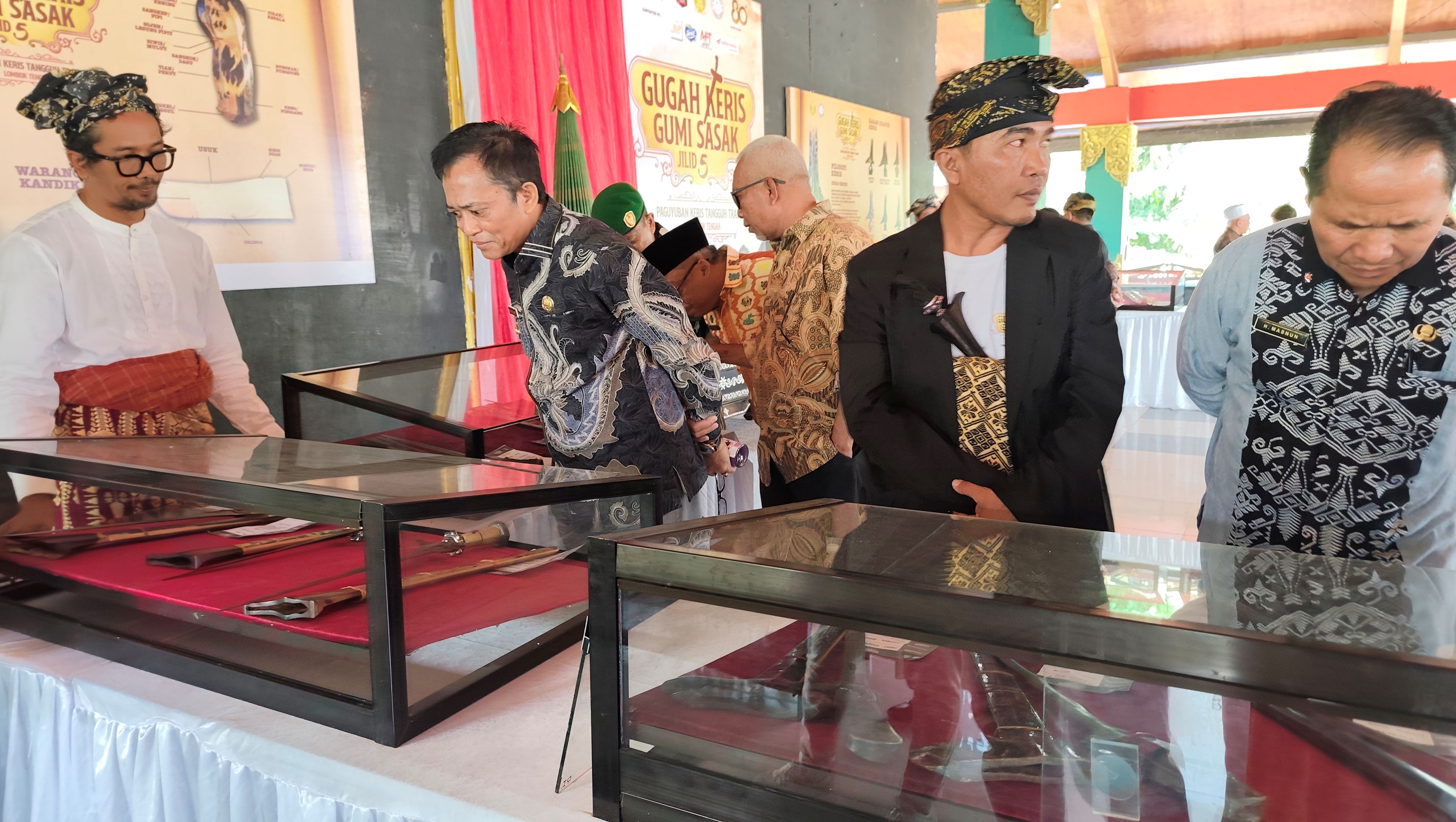 Bupati Lombok Tengah Lalu Pathul Bahri (dua kiri) melihat ratusan keris pada Pameran Keris, Mandalika Expo 2025  di Alun-Alun Tastura, Praya, Lombok Tengah, Kamis (9/10).