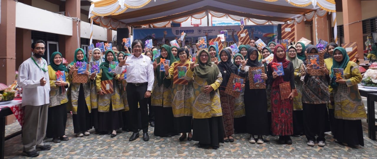 Para guru SMAN 9 Mataram menunjukkan buku yang di launching pada HUT sekolah ke-7 SMAN 9 Mataram. Launching Buku &ldquo;Cerdas Mendunia&rdquo;, Wujud Sekolah Digital dan Ramah Anak.
