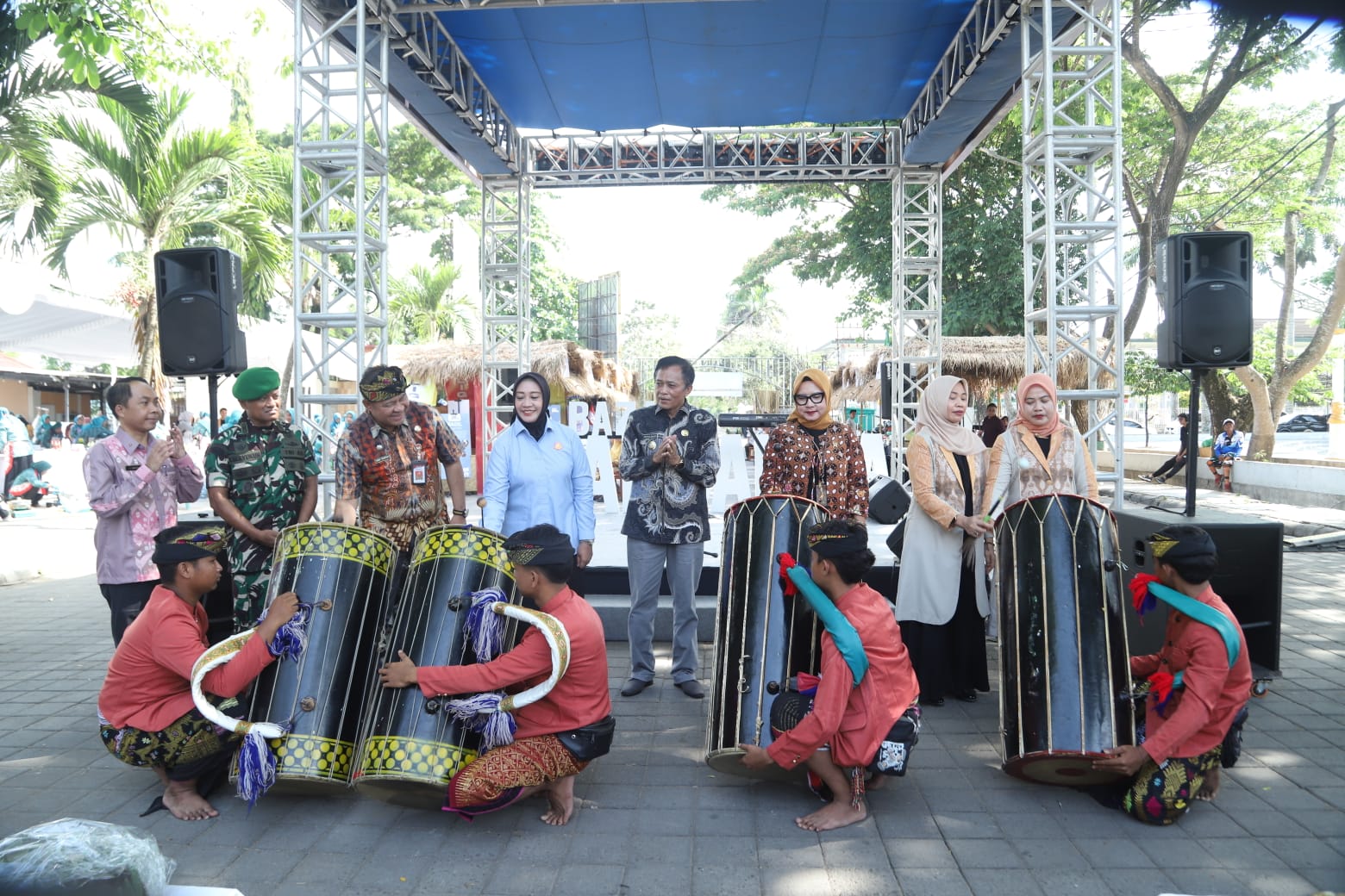 Bupati Lombok Tengah Lalu Pathul Bahri (paling tengah) secara resmi membuka kegiatan Mandalika Expo 2025 sebagai rangkaian Hari Jadi ke-80 Lombok Tengah di Alun-Alun Becingah Praya, Kamis (8/10).