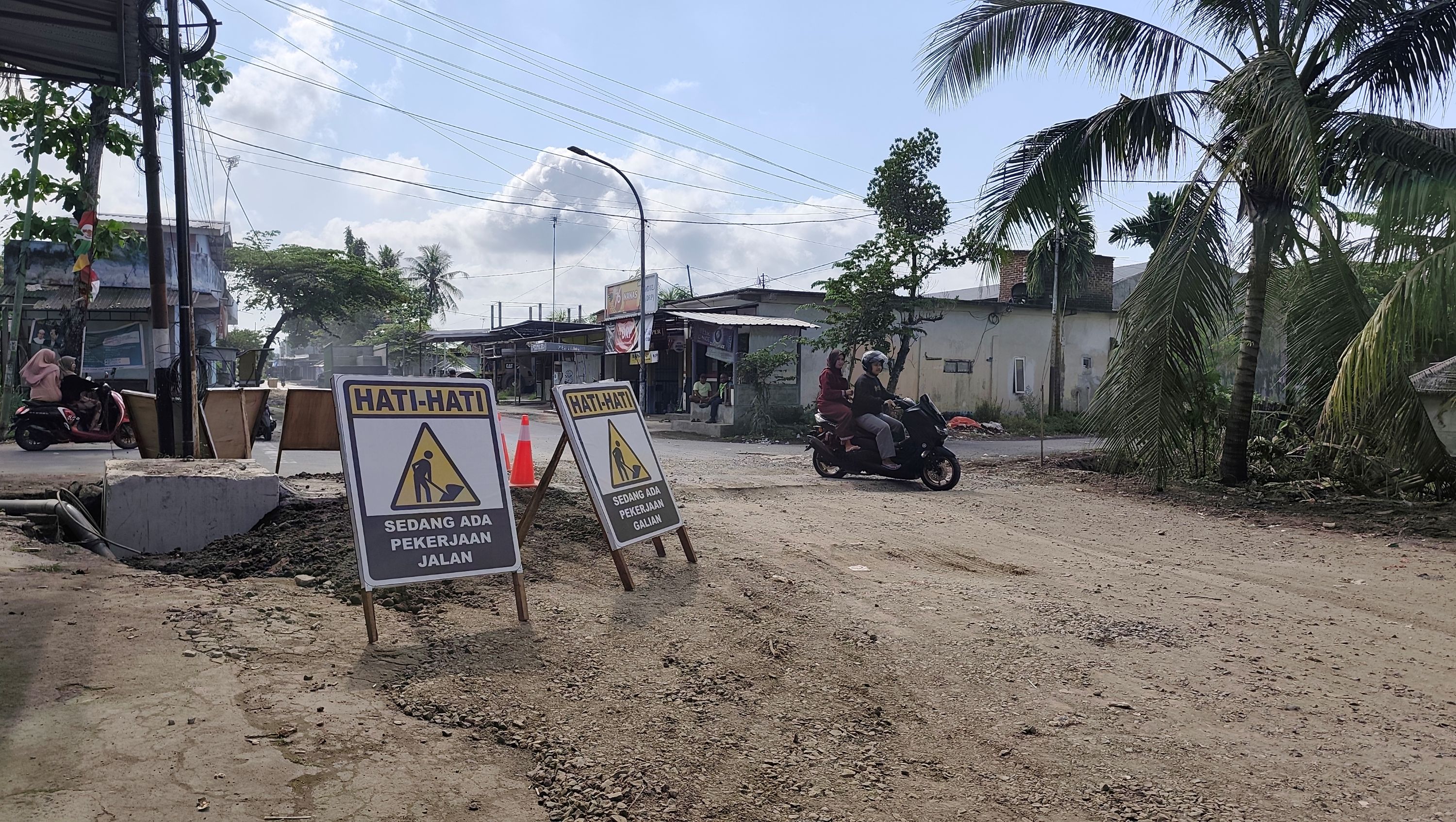 Sejumlah kendaraan melintasi jalan simpang empat IPDN menuju Pasat Renteng, Praya, Lombok Tengah yang sedang diperbaiki, Kamis (9/10).