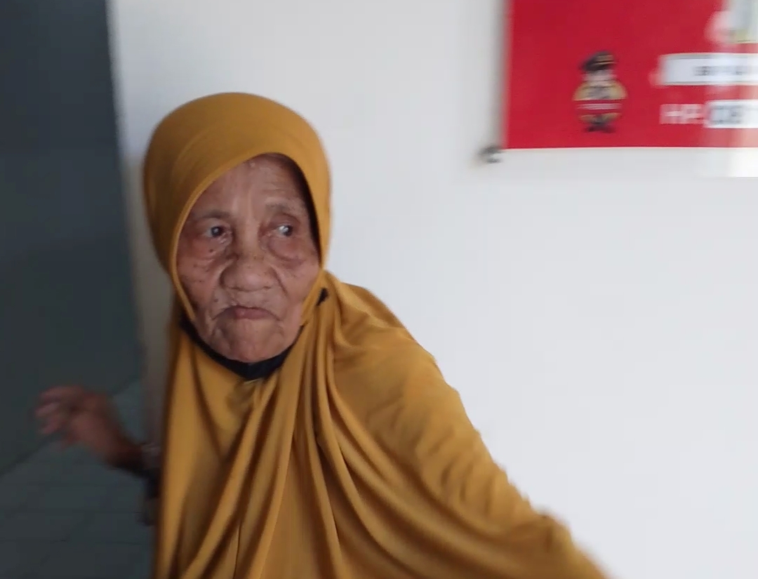 MELAPOR: Keluarga Brigadir Rizka Sintiyani melapor ke Polda NTB terkait perusakan rumah di Nyiurlembang, Jembatan Gantung, Lobar, Kamis (9/10).&nbsp;