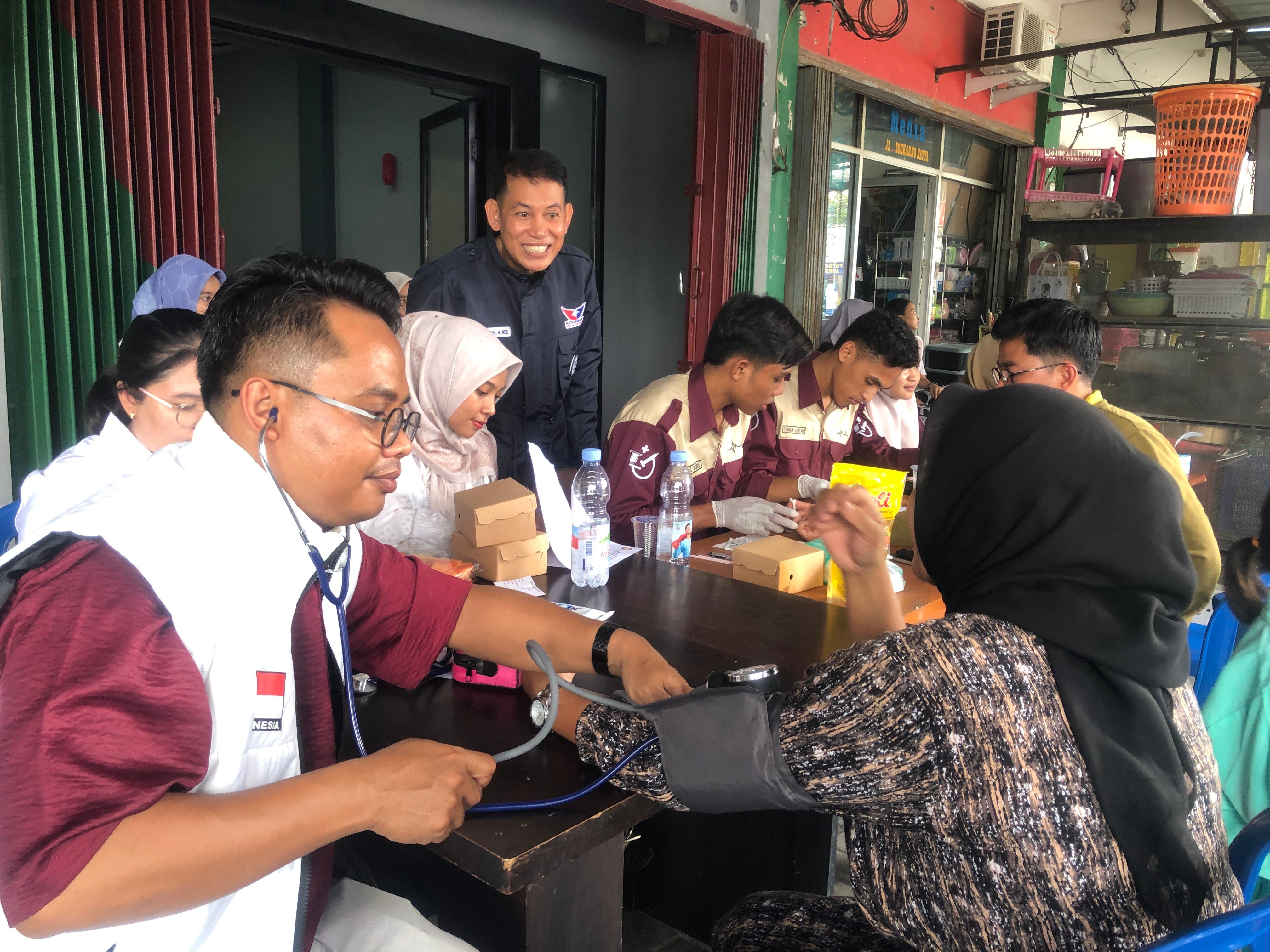 BHAKTI SOSIAL: Ketua DPD Perindo Lombok Barat Prof Syamsuriansyah saat menggelar acara cek kesehatan gratis di Sekretariat Perindo Lobar Gerung, Kamis (9/10).