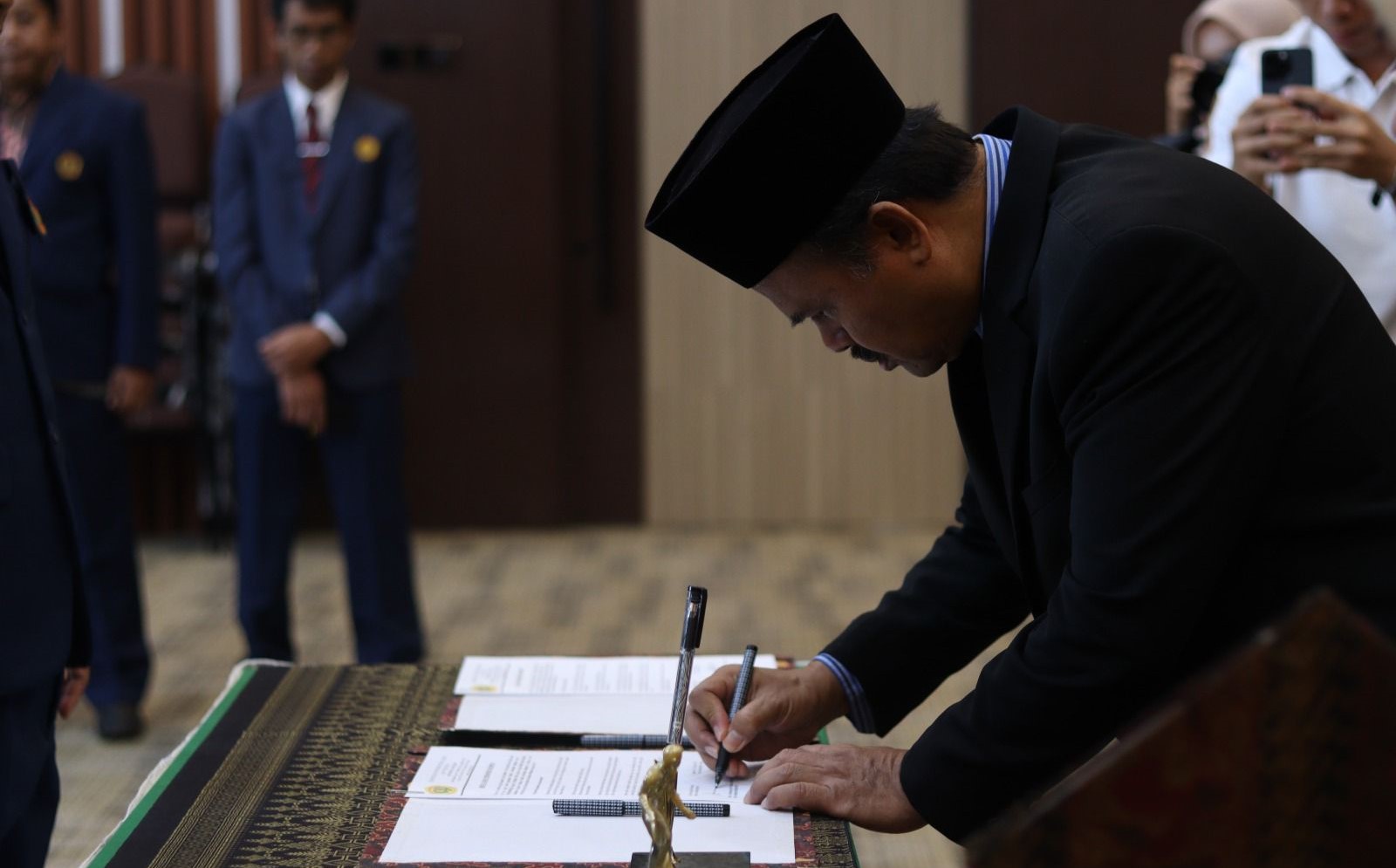 Rektor Unram Prof. Ir. Bambang Hari Kusumo M.Agr.St., Ph.D menandatangani berita acara pelantikan pimpinan baru Fakultas Teknik di Ruang Sidang Senat Rektorat Unram, Jumat (10/10).
