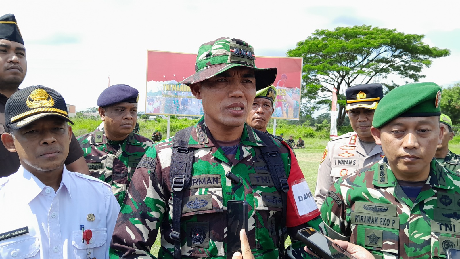 BANGUN DESA: Dandim 1606/Mataram Kolonel Inf Nyarman (tengah) bersama Asisten III Setda Lobar Fauzan Husniadi memberikan keterangan usai upacara pembukaan TMMD ke-126 di Desa Dasan Geria, Lingsar.
