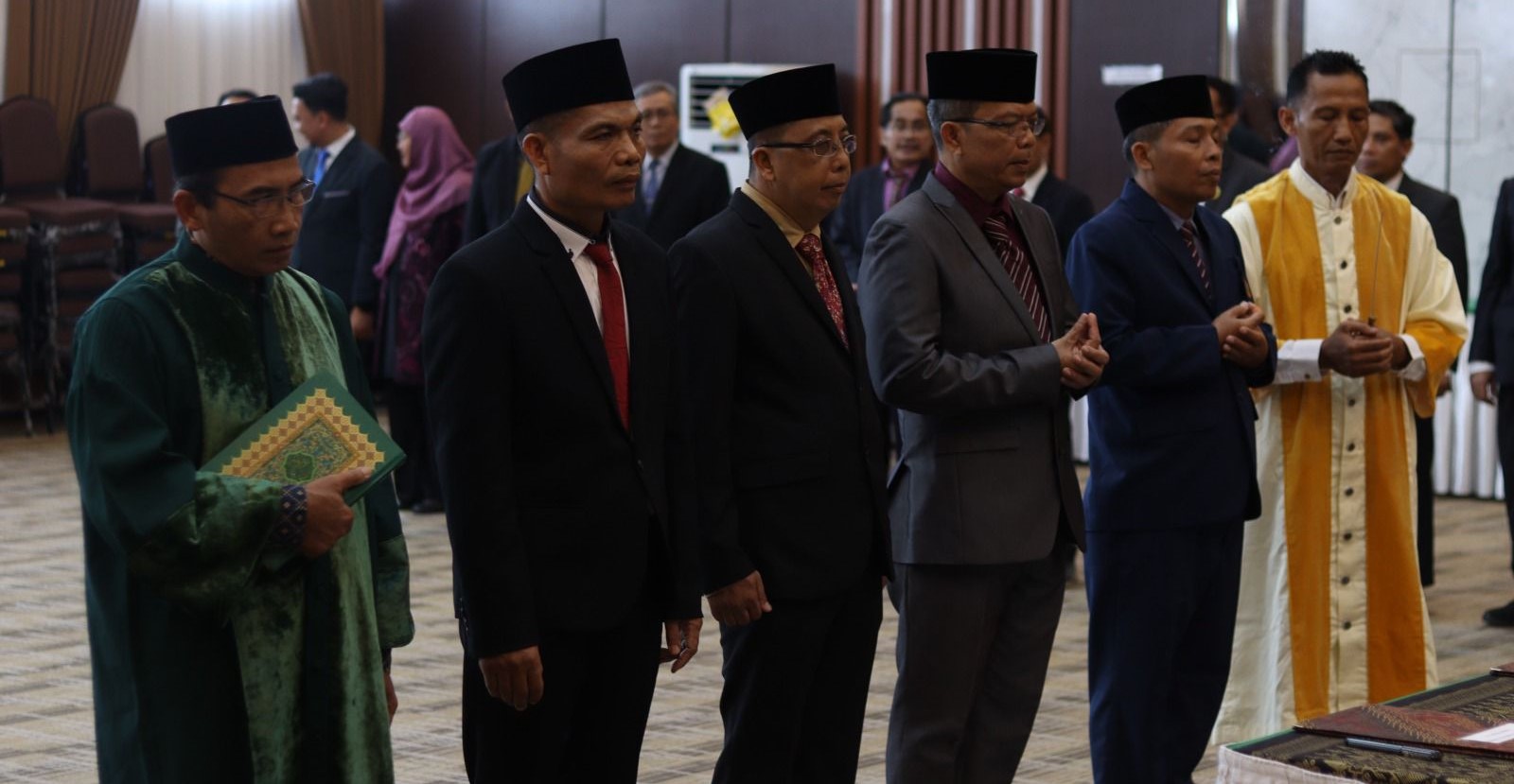 Jajaran pimpinan baru Fakultas Teknik (FT) Unram dalam upacara pelantikan di Ruang Sidang Senat Rektorat Unram, Jumat (10/10). Rektor Unram tegaskan langkah menuju kampus unggul dan modern.