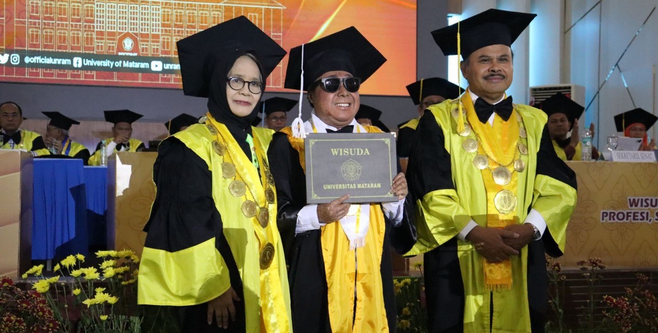 Rektor Unram Prof. Ir. Bambang Hari Kusumo, M.Agr.St., Ph.D (kanan) dan Wakil Wakil Rektor I Bidang Akademik Unram Prof Dr Ir Sitti Hilyana M.Si bersama wisudawan difabel Abdul Gawi di Auditorium.
