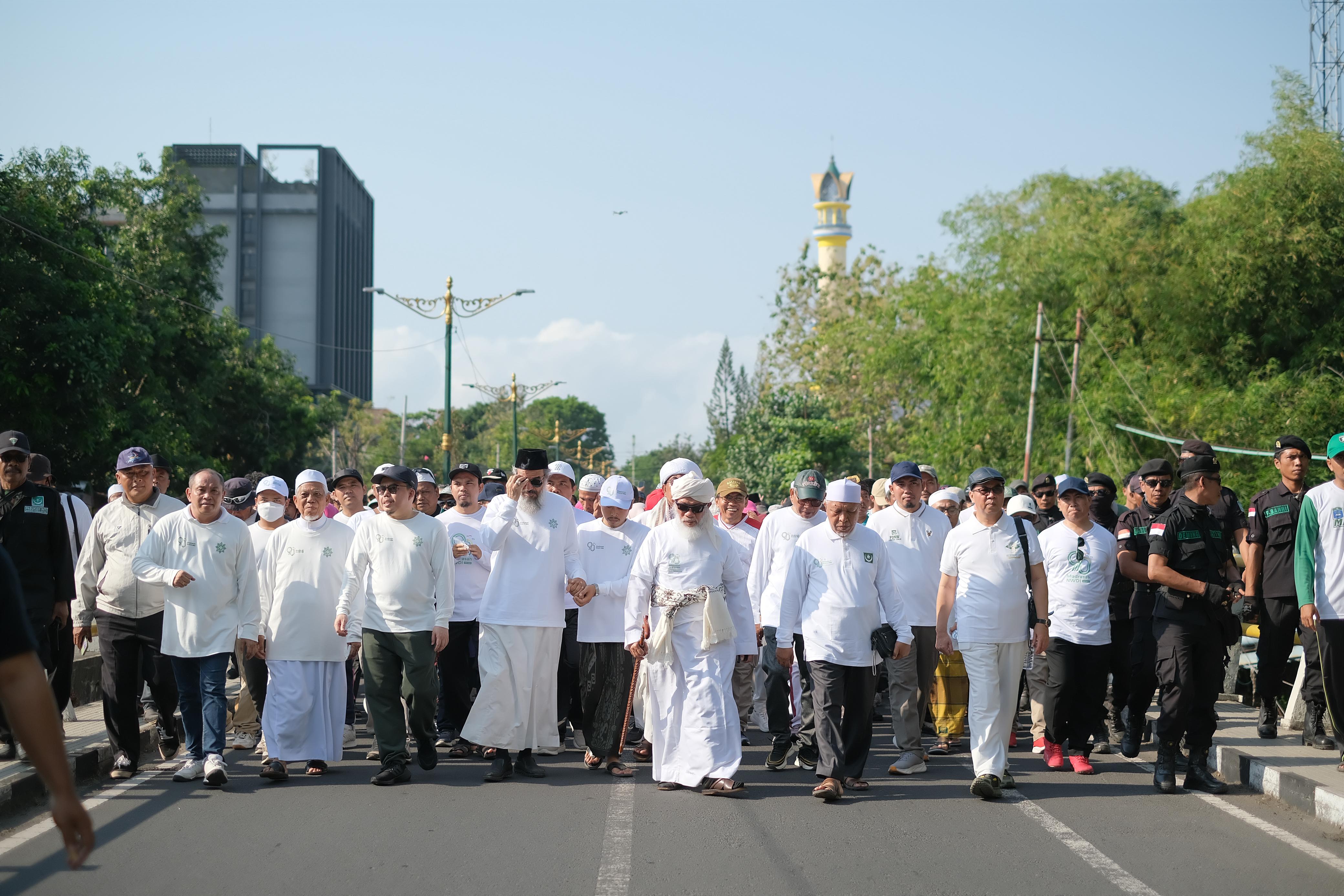 MERIAH: Barisan terdepan jalan sehat yang diadakan NW di Mataram tengah pekan ini. Kegiatan yang lebih besar siap diadakan di Anjani, Lombok Timur.