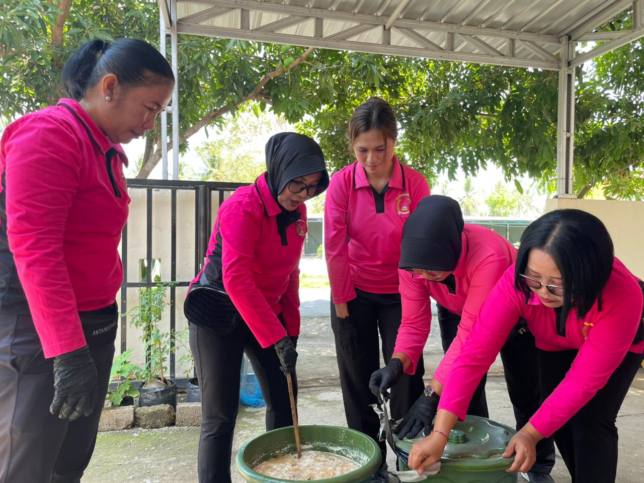 Proses pembuatan eco enzyme.
