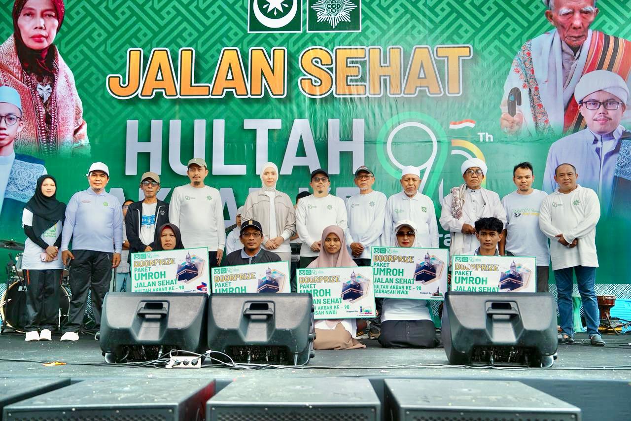 BERTABUR HADIAH: Panitia dan para pemenang jalan sehat yang diadakan NW di Mataram tengah pekan ini. Kegiatan yang lebih besar siap diadakan di Anjani, Lombok Timur.