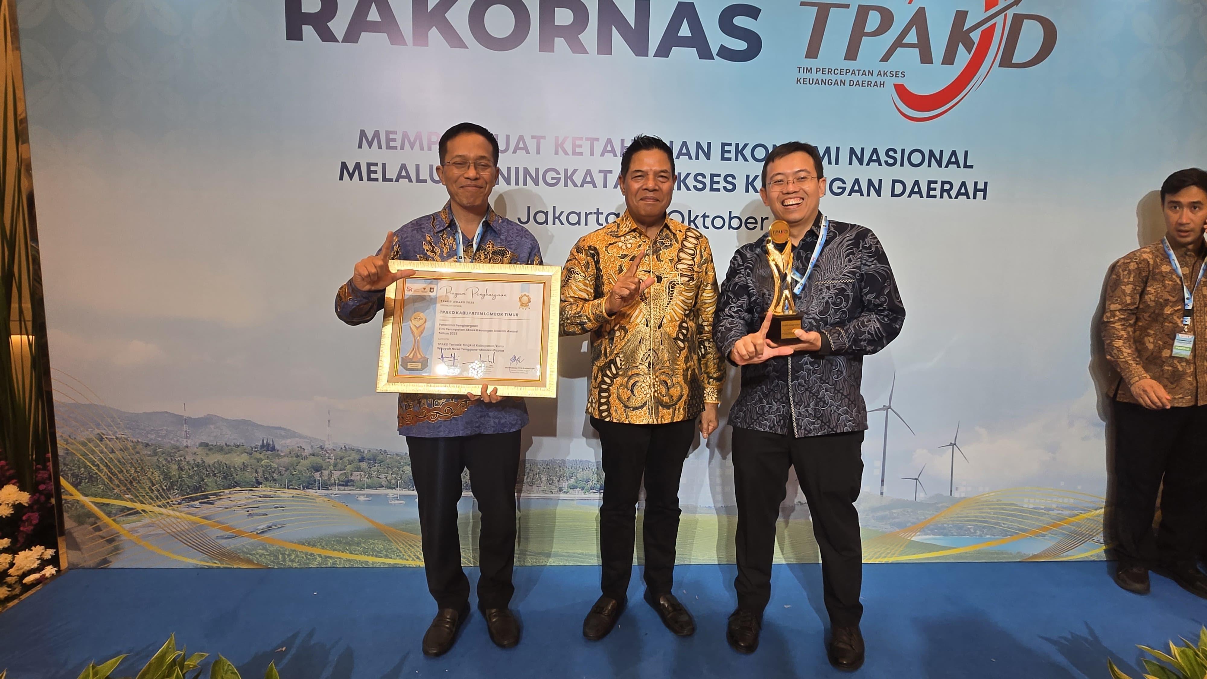 Bupati Lotim saat menerima juara I TPAKD Award 2025 untuk kategori daerah dengan Tim Percepatan Akses Keuangan Daerah (TPAKD) terbaik.