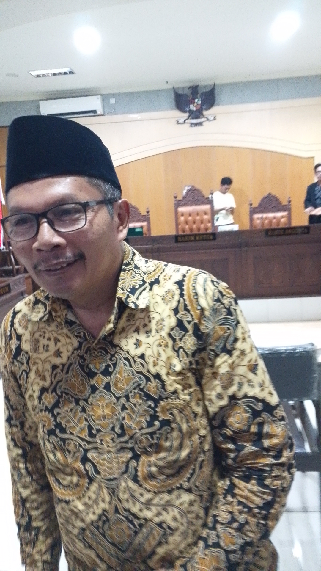TERBUKTI BERSALAH: Terdakwa korupsi pengelolaan lahan NCC Rosiady Sayuti berjalan ke luar persidangan di PN Tipikor Jumat malam (10/10).