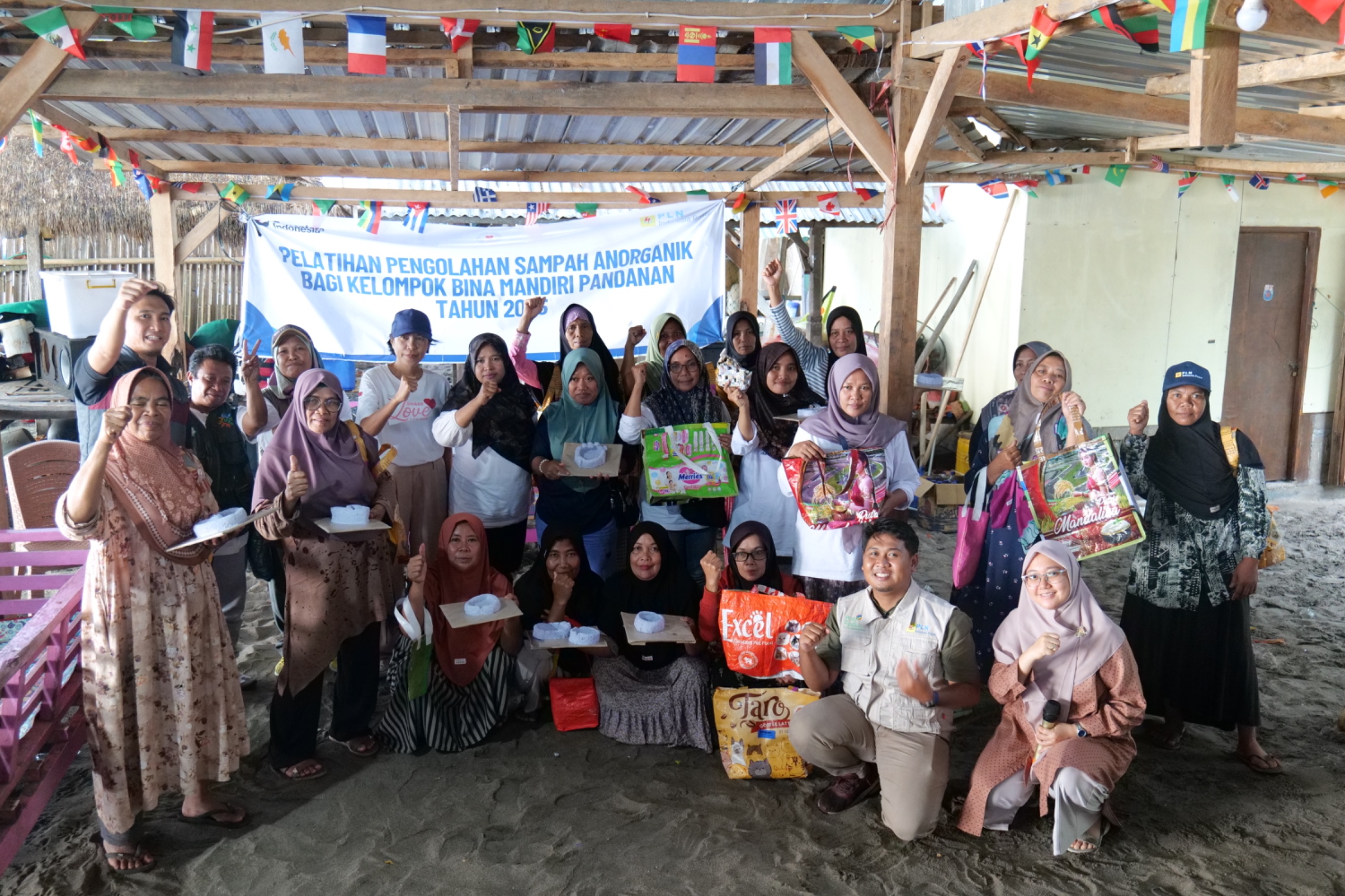 PLN Indonesia Power (PLN IP) Jeranjang bersama Bina Mandiri Pandanan dan Share Love Indonesia menggelar pelatihan pengelolaan sampah belum lama ini.