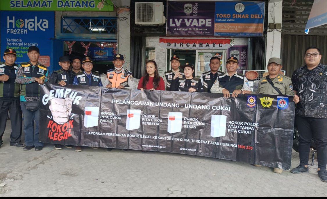 Satgas Pencegahan Peredaran Rokok Ilegal Kota Mataram saat kampanye tentang undang-undang cukai.